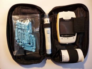 GlucoLab glukometr+25ks proužků+25ks lancet