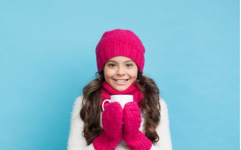 happy-girl-with-winter-clothes-smiling-1-1CfAP9lNY9euvI